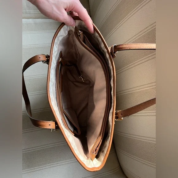 Michael Kors Large Snap Pocket Tote - Picture 4 of 6